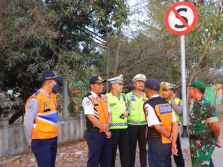 Pantura Batas Kendal-Semarang Jadi Langganan Truk Parkir, Warga Resah