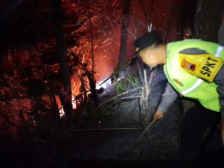 Cegah Api Meluas, Polisi dan Relawan Berjibaku Padamkan Kebakaran Hutan