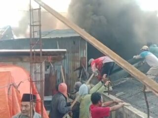 Kebakaran hebat menghanguskan sedikitnya 11 rumah warga di Dusun Krajan Desa Setieng, Kecamatan Wonosobo