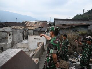 Sambut HUT TNI ke-81 Dan HUT ke 76 Kodam IV/Dip, Kodim 0707/Wonosobo Salurkan Bantuan untuk Korban Kebakaran di Tieng